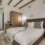 Alachi Hotel